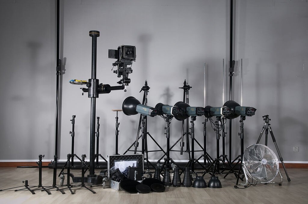    Солнечный свет — жёсткий. Вспомните, какие бывают тени днём, откройте селфи из отпуска. Контур тени жёстко очерчен, перепады от света к затемнения очень сильные, блики яркие и заметные / Фото: wikimedia.org