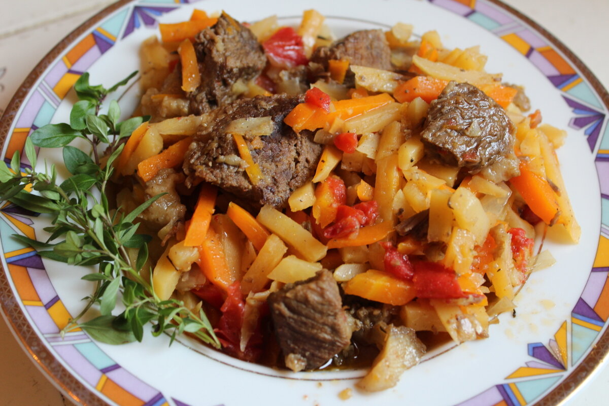   Говядина, тушеная с овощами.