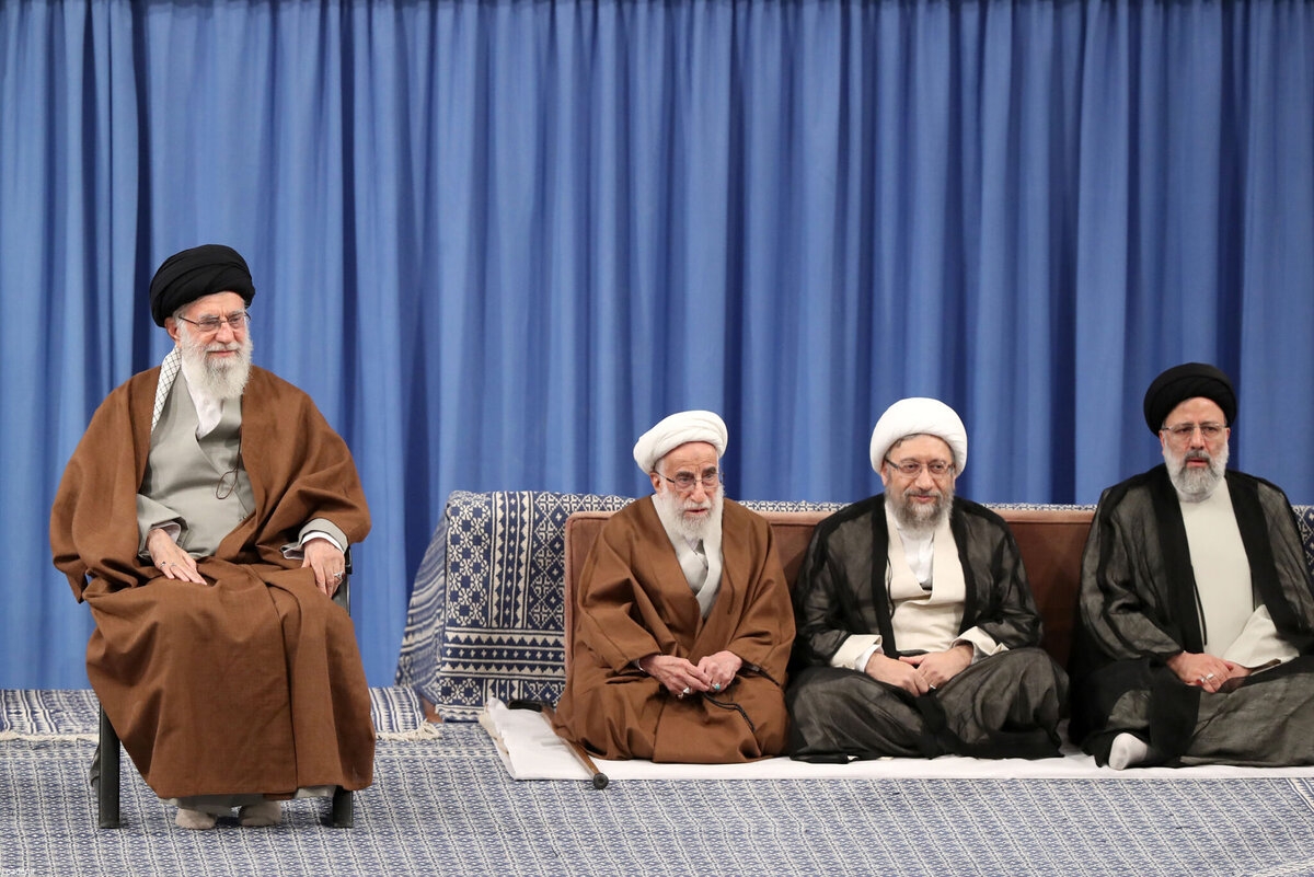    دیدار مسئولان نظام، مهمانان کنفرانس وحدت اسلامی، سفیران کشورهای اسلامی و جمعی از قشرهای مختلف مردم pipiya