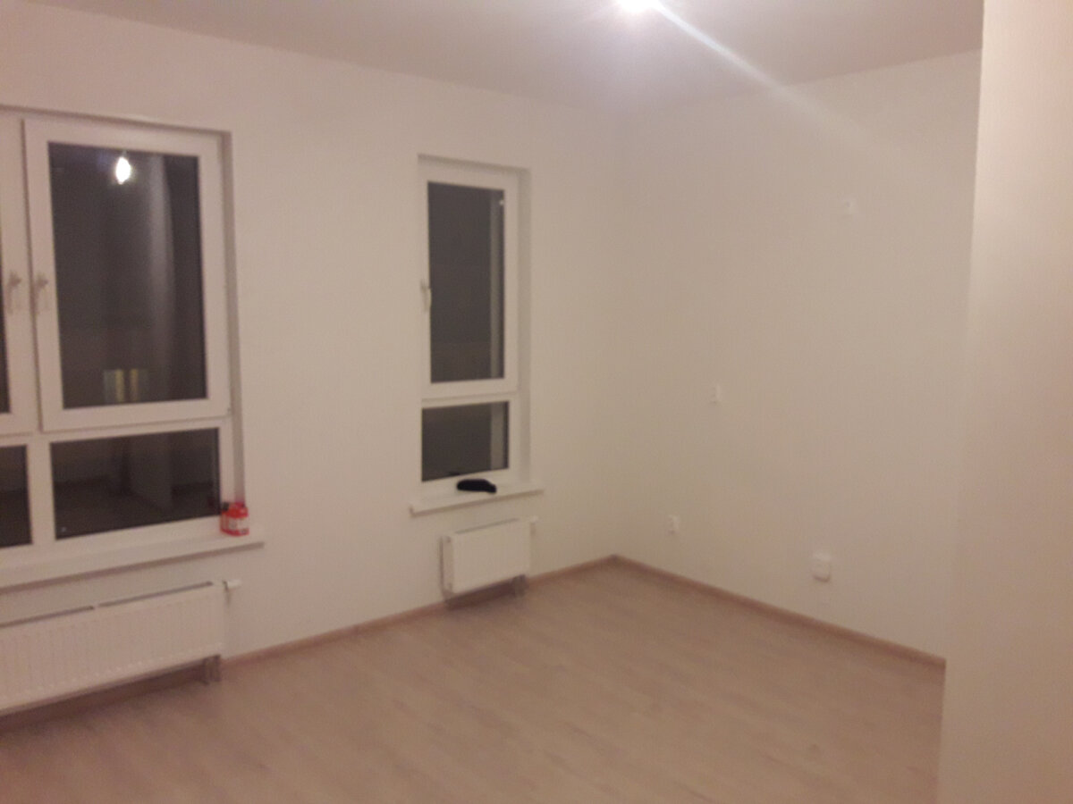 В этой квартире сделали перегородку, отделив тем самых кухонную зону.