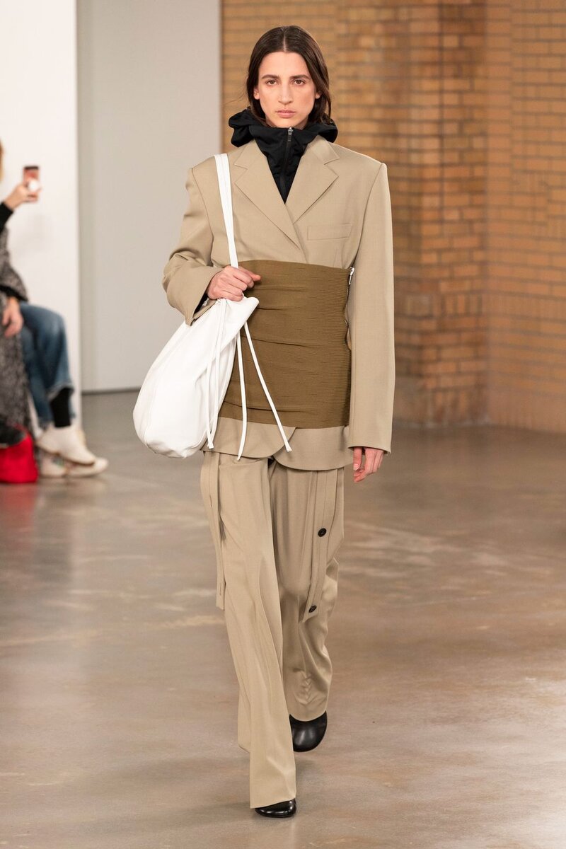 Костюмы на заказ в Proenza Schouler. GETTY IMAGES / ВИКТОР ВИРДЖИЛ//GETTY IMAGES