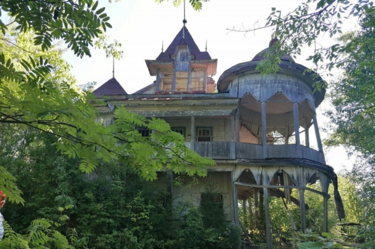    Историческое здание находится в посёлке Воложка на территории лагеря Салют.