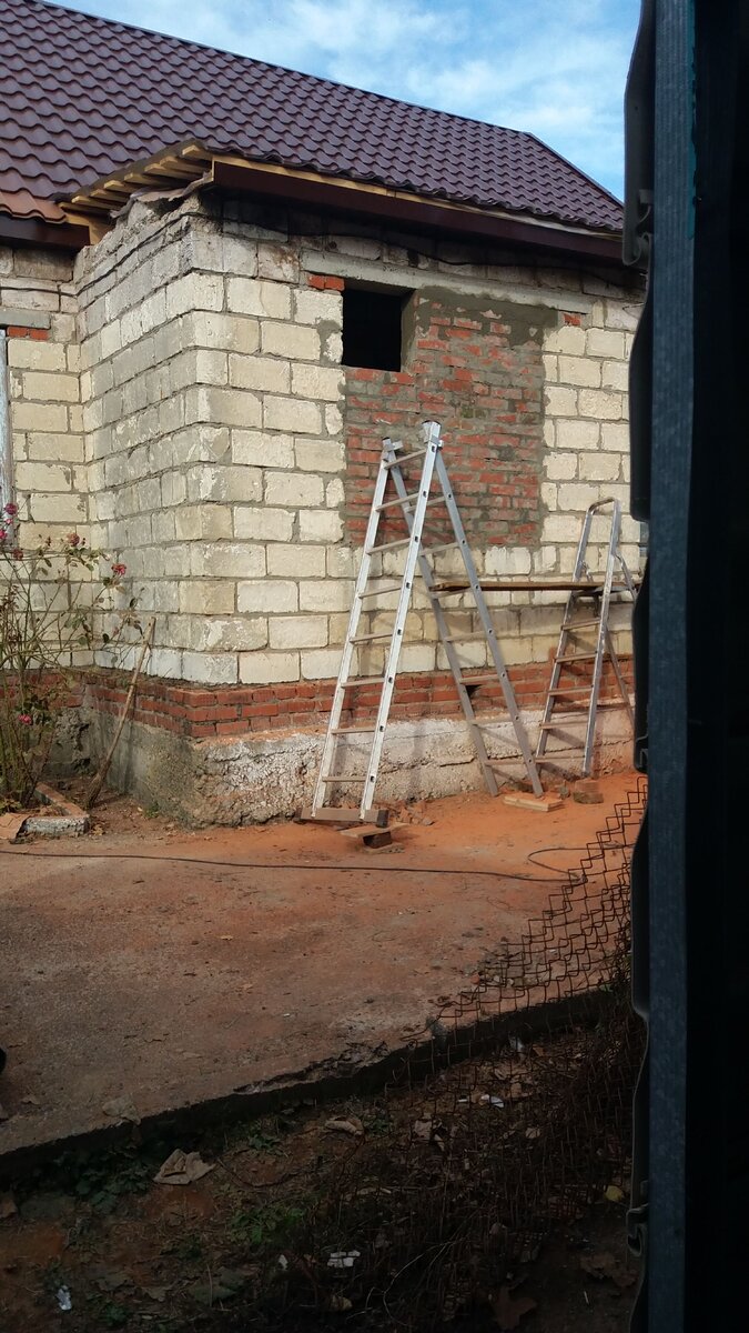 Здесь тоже было окно- теперь форточка в ванной.