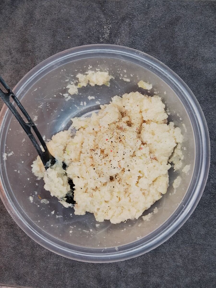 Манка разбухает и впитывает сок.