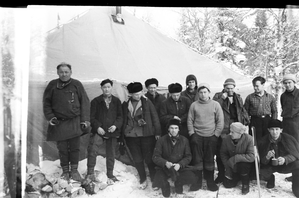 Фото 1. На многих фото Степан Куриков (крайний слева) старался залезть на какую-нибудь кочку, чтобы казаться повыше остальных. "Большой начальник, однако!"