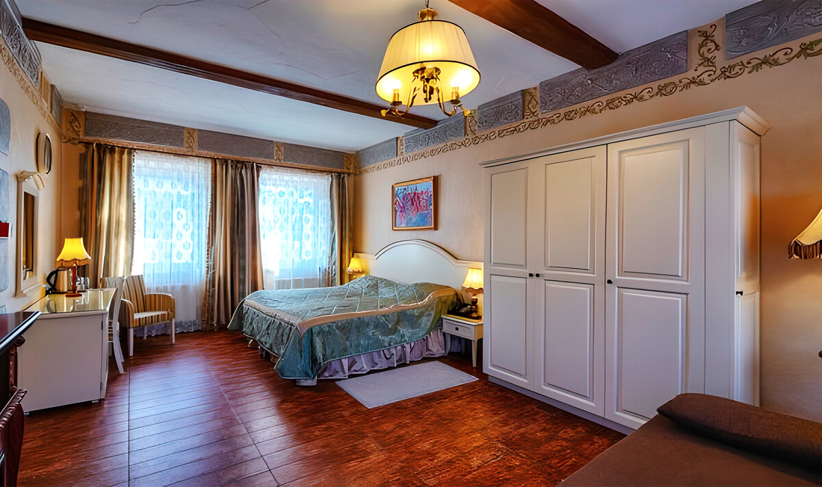 Номерной фонд большой, категории номеров — под разные запросы и бюджет.