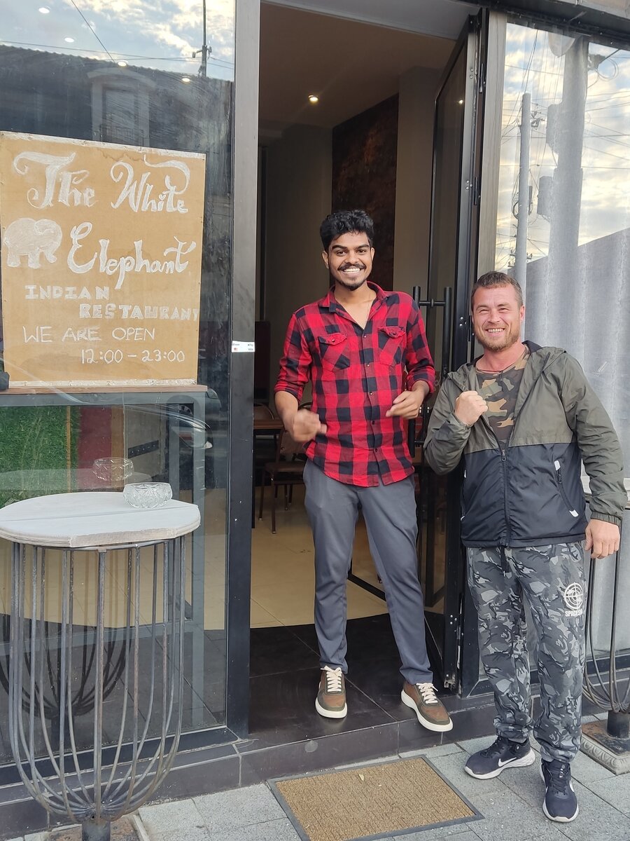 Когда натыкаемся на индийцев в Грузии, нет в мире людей, счастливее Лёши