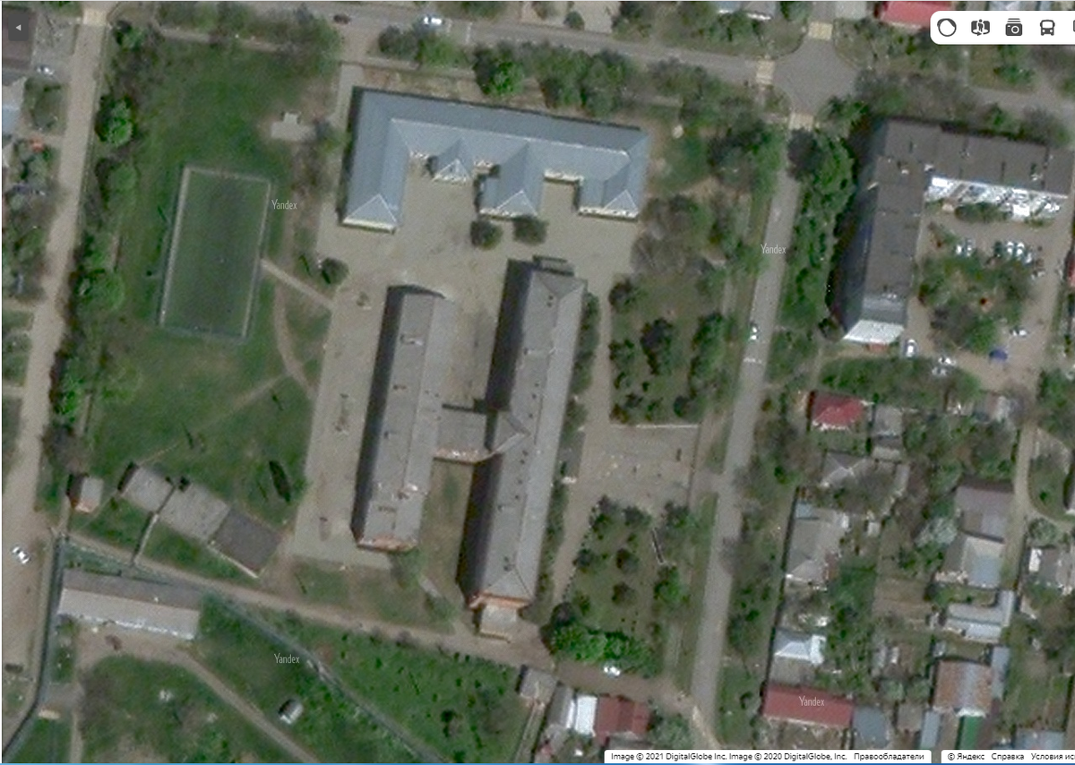 На спутниковой карте школа выглядит довольно маленькой, особенно её западное крыло. Но во сне всё было иначе.