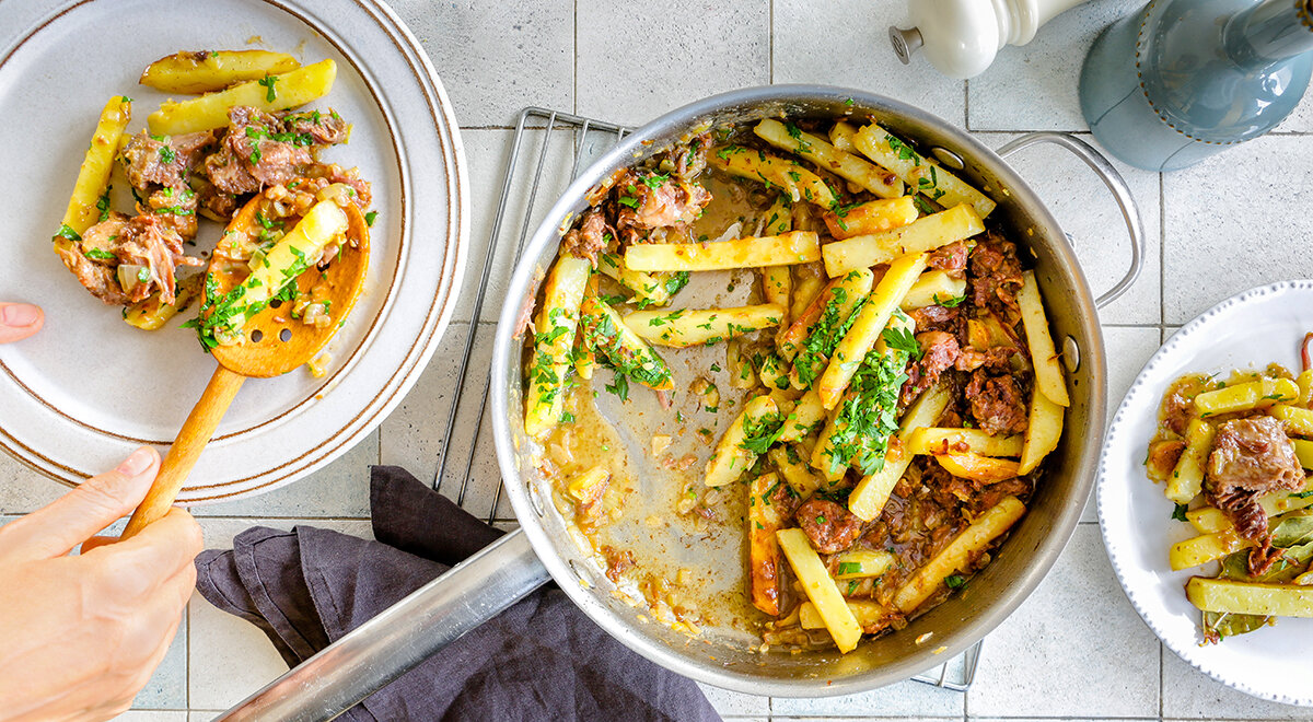 6 сытных рецептов картошки с тушенкой: наслаждайтесь множеством вариаций блюд