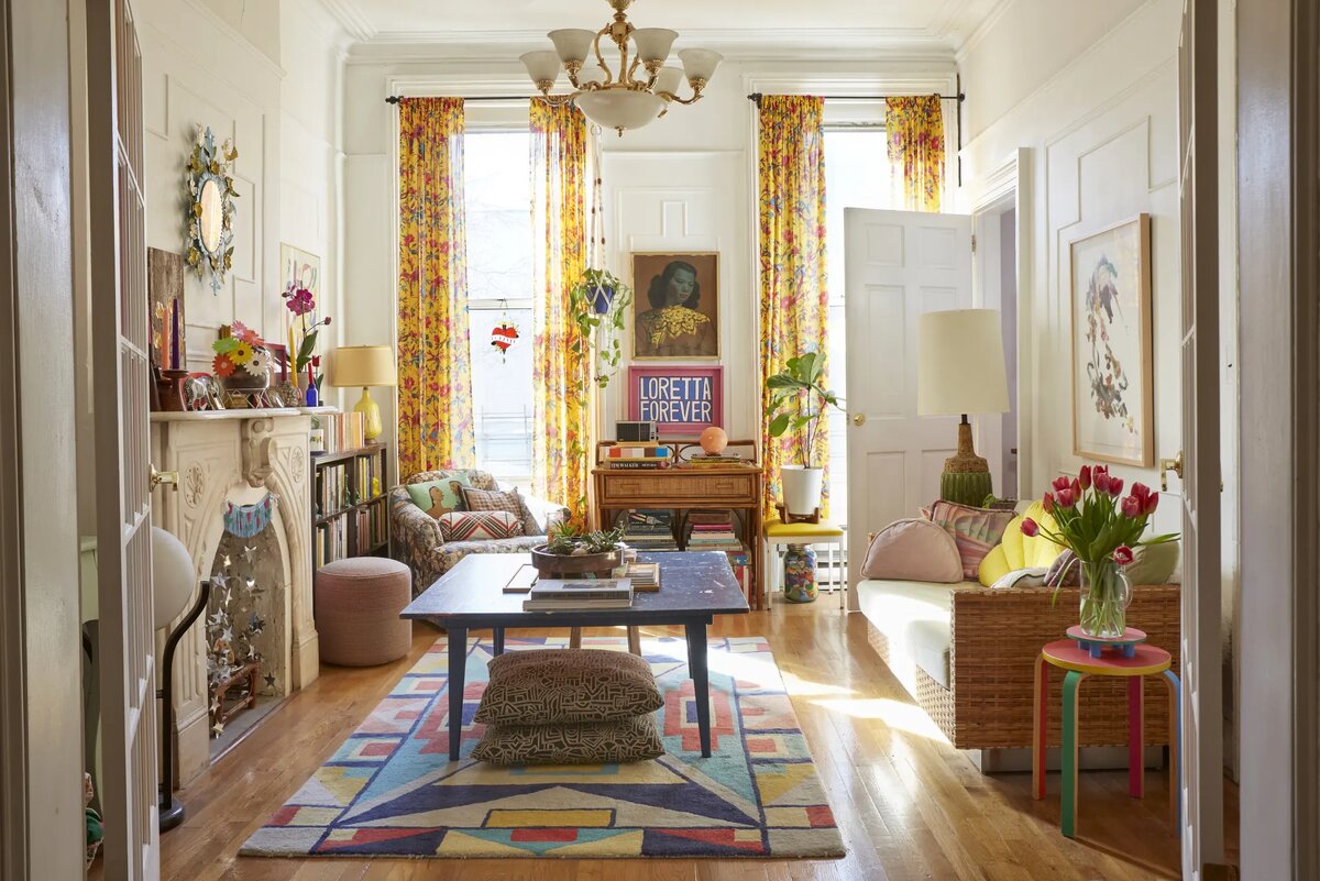 Карина любит свою гостиную. Это не та комната, в которой она проводит больше всего времени, но это комната, на которую она любит смотреть, когда сидит в своем офисе