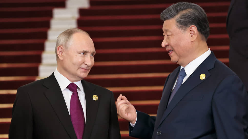    Президент России Владимир Путин (слева) и председатель КНР Си Цзиньпин на официальной церемонии встречи глав делегаций-участников форума «Один пояс — один путь» в Доме народных собраний пресс-служба президента РФ