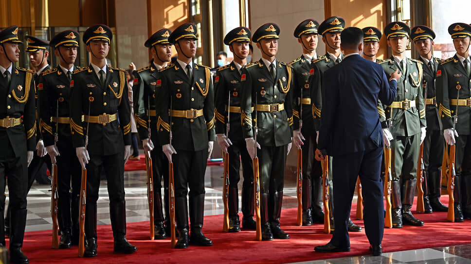    Почетный караул в пекинском аэропорту Шоуду Дмитрий Азаров/Коммерсантъ