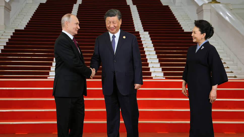 Фото: пресс-служба президента РФ📷Слева направо: президент России Владимир Путин, председатель КНР Си Цзиньпин и его супруга Пэн Лиюань на форуме «Один пояс — один путь»