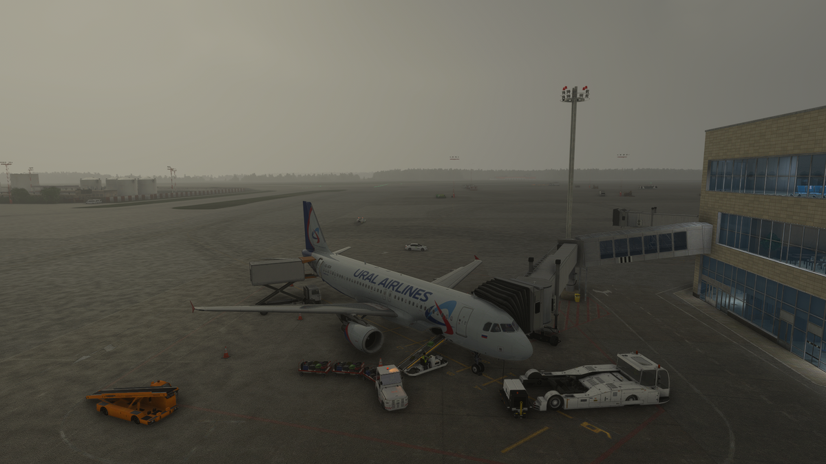 Airbus A320 авиокомпании Ural Airlines у 5 гейта в аэропорту Домодедово. 