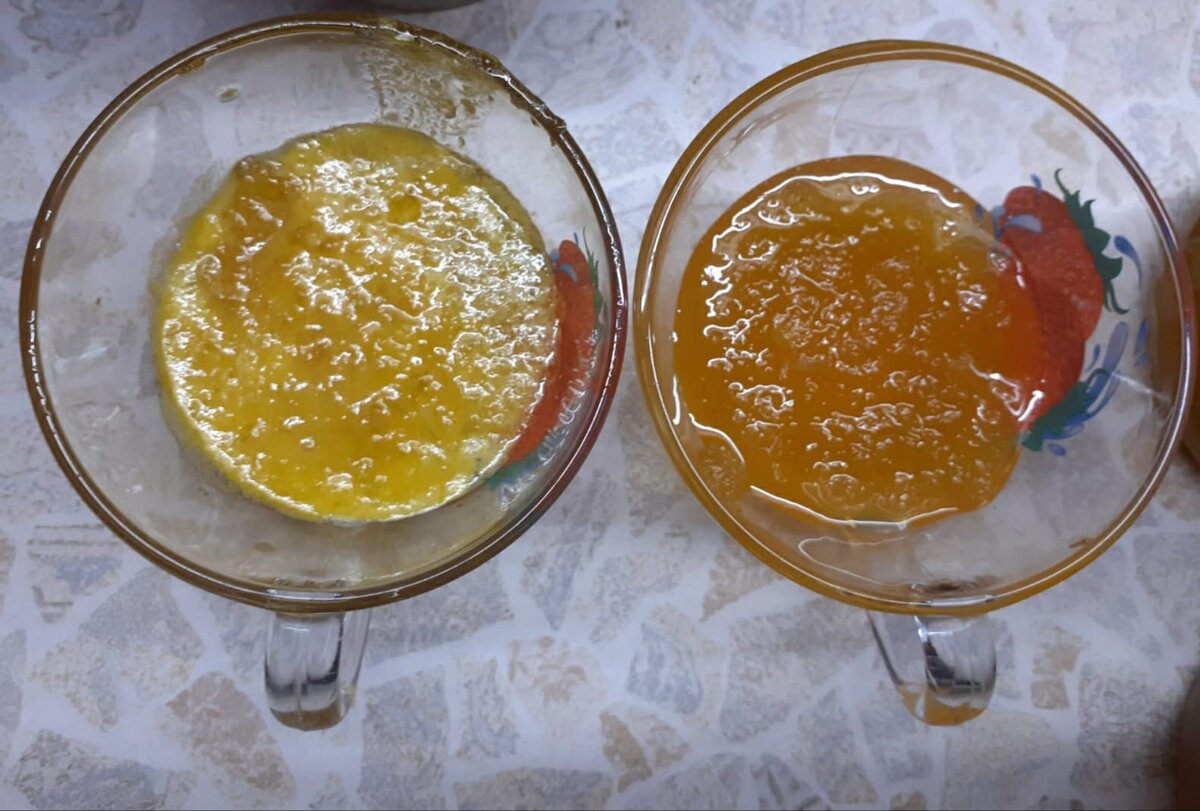 В левой чашке - "пенка" из кабачкового варенья. В правой - готовое варенье. Оно поменяла свой цвет с лимонного на янтарный