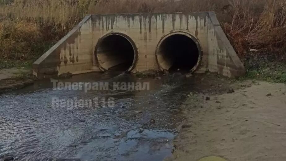     Жители столицы Татарстана снова заметили, как в реку Казанка сливают сточные воды. Публикация появилась в Telegram-канале region116.dtp.official.
