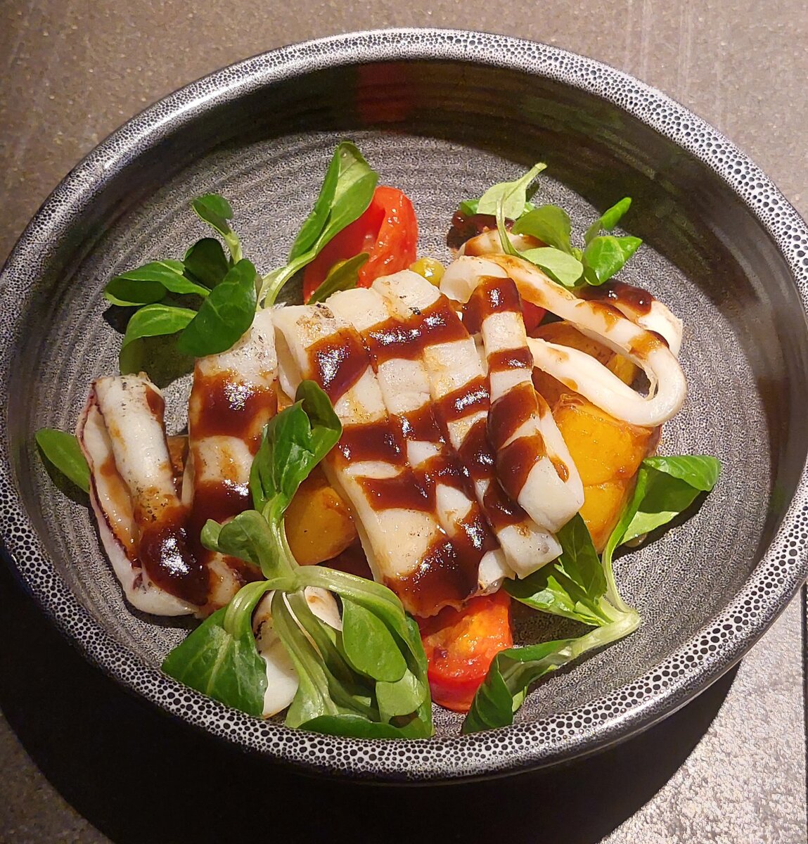Мой ужин в кафе. Вкусно, красиво. Но надо сказать, я не наелась). По объёму - маленькая порция.