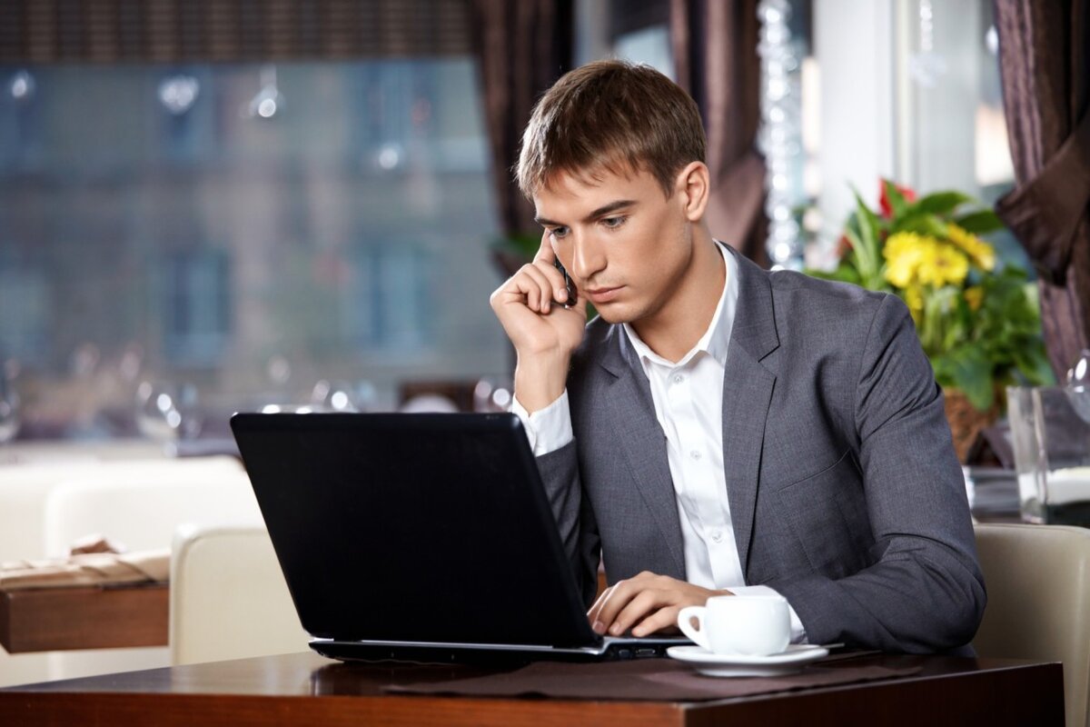 Молодые бизнесмены. Мужчина бизнесмен. Успешный бизнесмен. Успешный бизнесмен. Молодой человек бизнесмен.