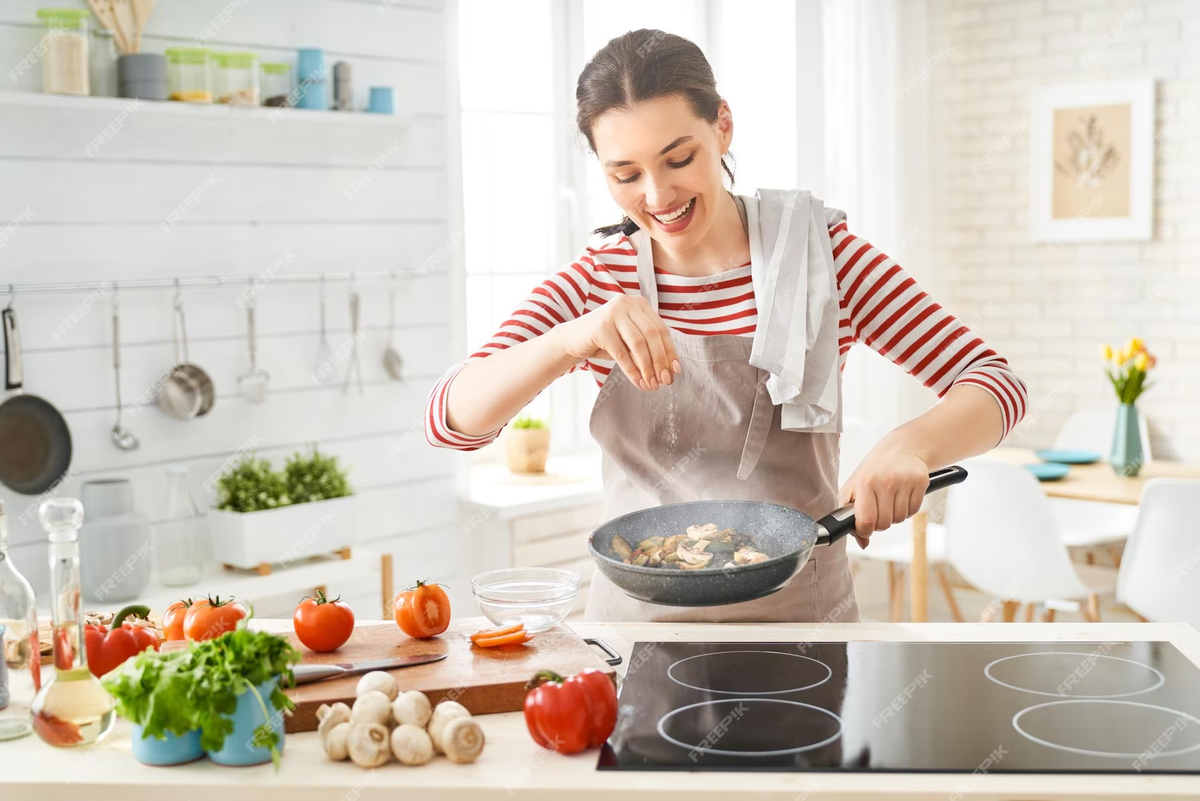 Мама сварила вкусный. Женщина на кухне. Приготовление еды. Девушка готовит. Готовка на кухне.