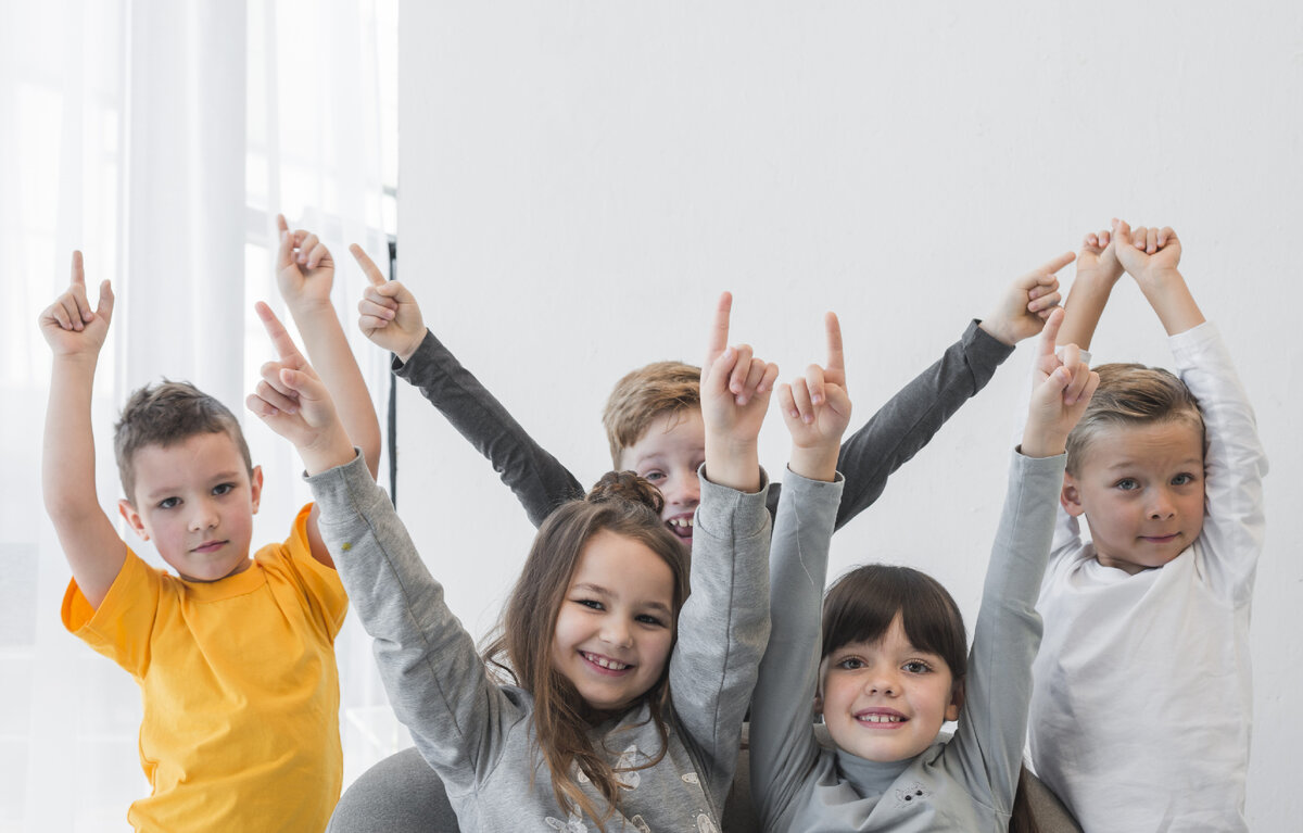 Изображение от <a href="https://ru.freepik.com/free-photo/children-with-their-hands-up_3606677.htm#query=%D1%80%D0%B0%D0%B4%D0%BE%D1%81%D1%82%D0%BD%D1%8B%D0%B5%20%D0%B4%D0%B5%D1%82%D0%B8&position=27&from_view=search&track=ais">Freepik</a>