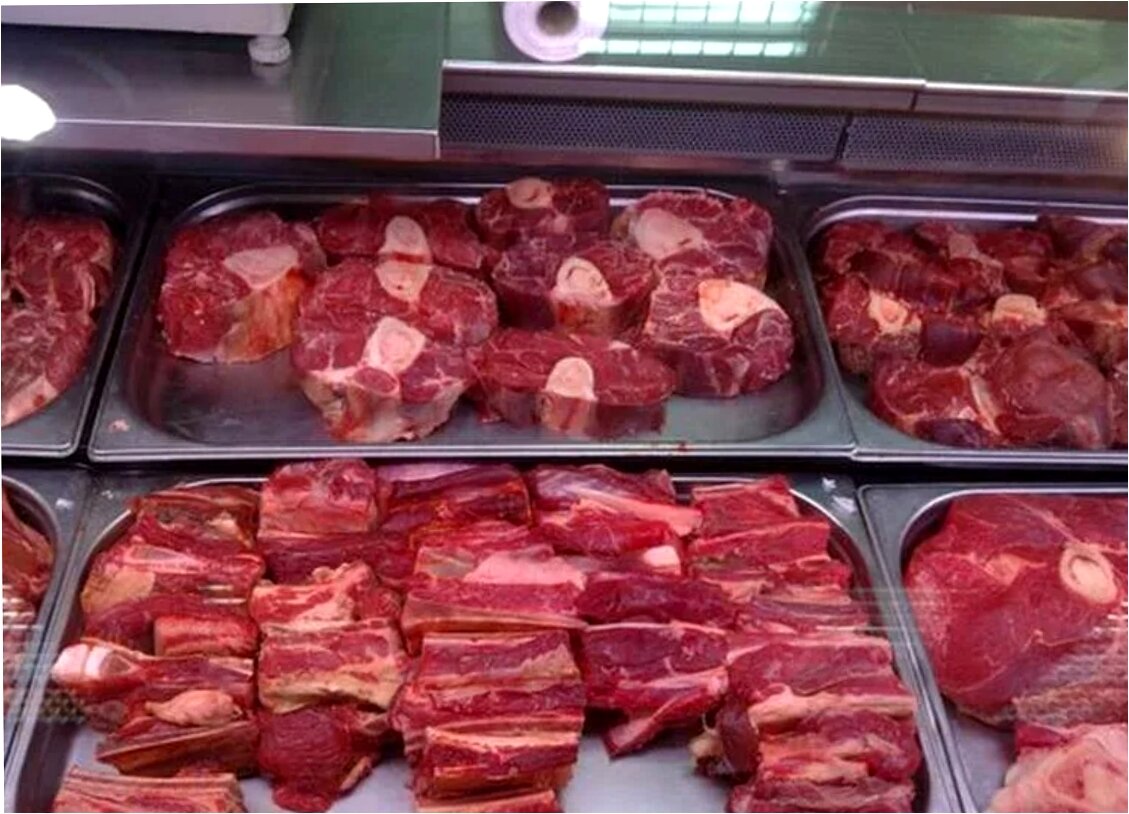 Где купить масо. Мясная витрина выкладка. Выкладка мяса в магазине. Красивый прилавок мясной. Выкладка мяса на витрине в магазине.