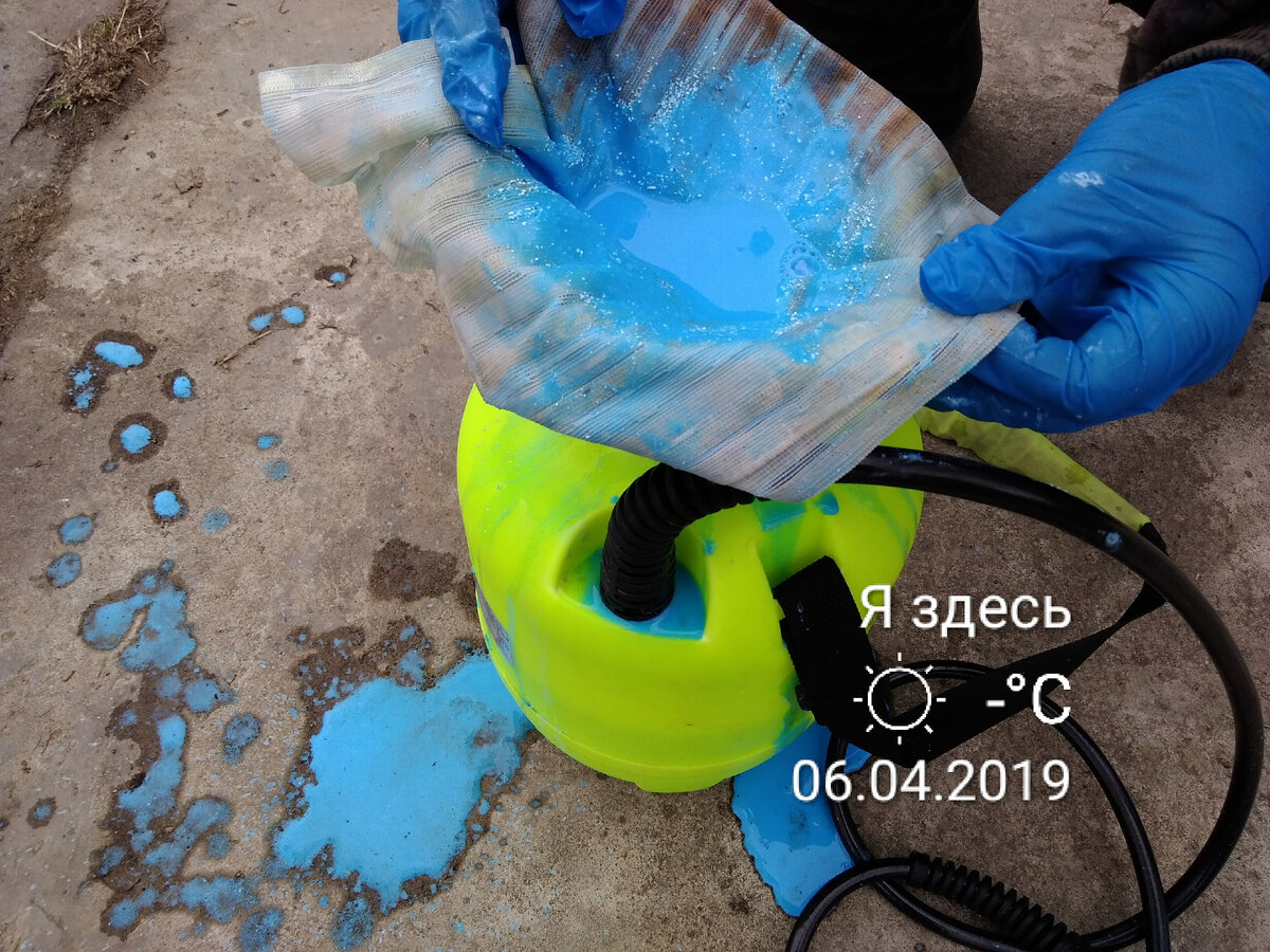 Бордоская жидкость - отличное средство. Но многих пугает её кажущаяся токсичность и сложность приготовления.