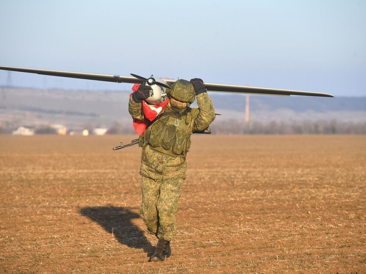    Военнослужащий ВС РФ выносит беспилотный летательный аппарат "Орлан-10У" после выполнения задачи в южном секторе СВО© РИА Новости