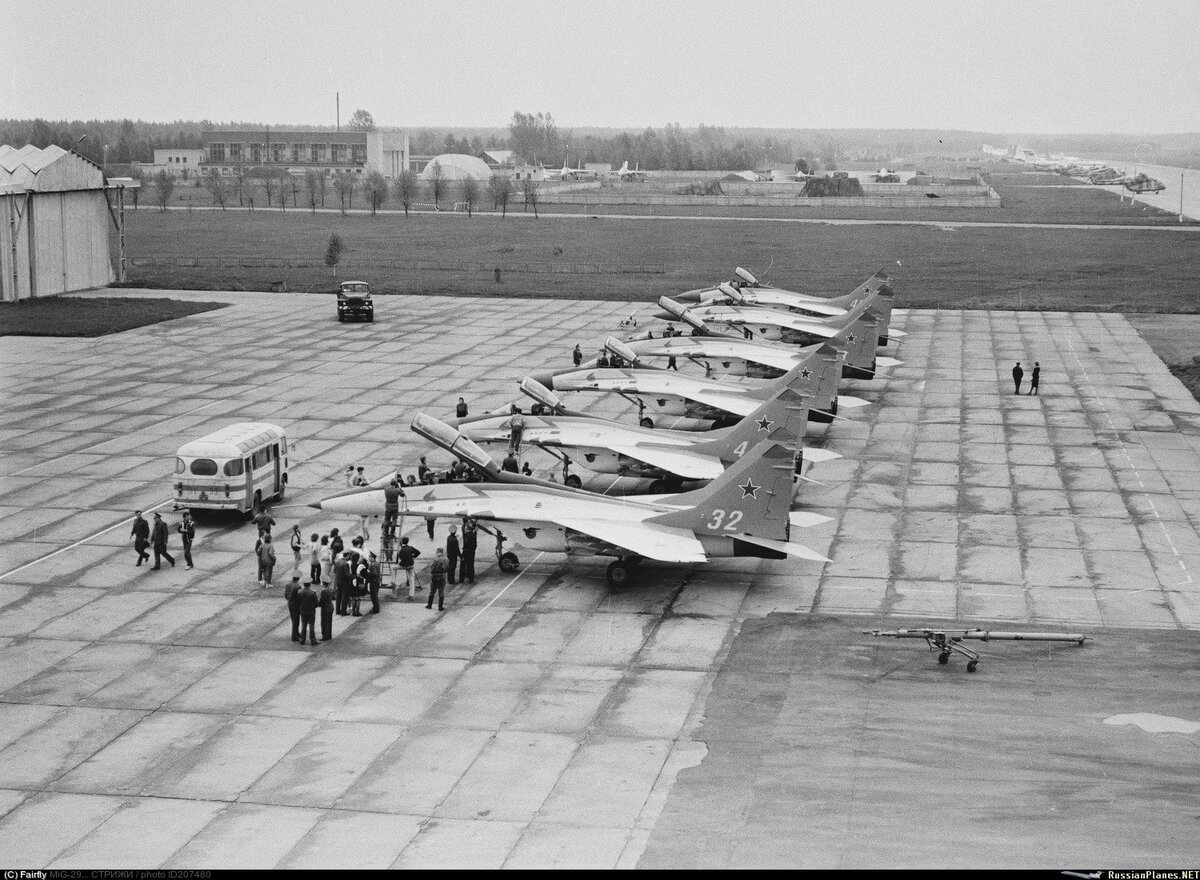 МиГ-29 первого состава Стрижей перед дембазой в Кубинке. 1991 год.