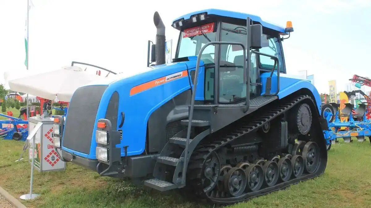 Фото: glavpahar.ru Гусеничный трактор АГРОМАШ-Руслан, показанный фермерам на выставке Золотая Нива 2022