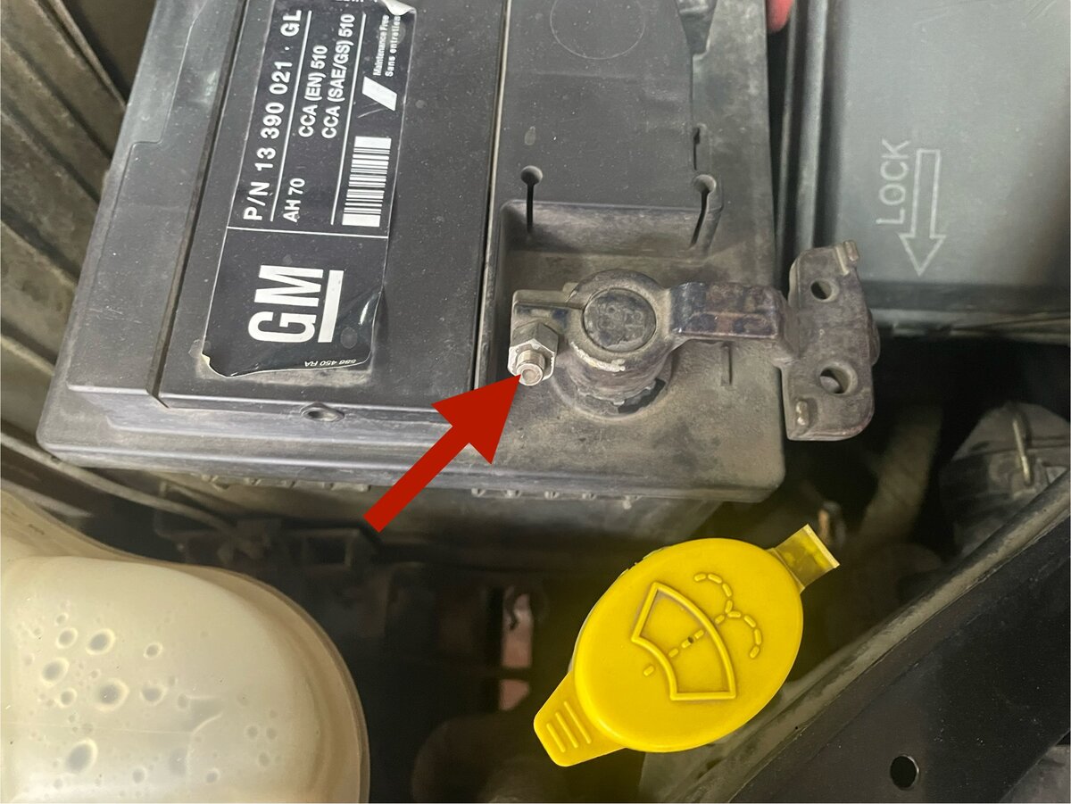 При помощи компрессора продул клеммы. Далее используя ключ на 10 мм или же головку ослабляем гайку минусовой клеммы.