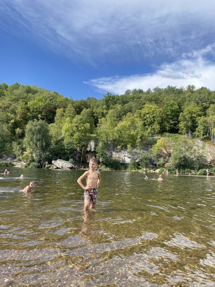 Летом возле водопада много отдыхающих