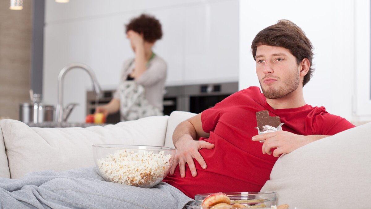     По статистике, в зимний период люди быстрее всего толстеют. Врачи говорят, что это нормально — накопление жировой ткани происходит на генетическом уровне. Но что делать тем, кто не готов набирать лишние килограммы, а потом мучительно скидывать их к летнему сезону?