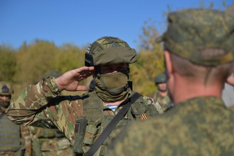 Военнослужащие мотострелкового соединения 58-й гвардейской общевойсковой армии, проявившие мужество и героизм в ходе выполнения боевых задач на Запорожском направлении, получили государственные награды/Минобороны РФ