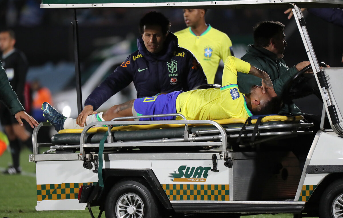    Нападающий сборной Бразилии по футболу Неймар  EPA-EFE/Raul Martinez