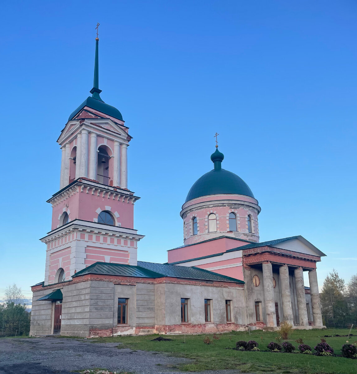 Церковь Уверения Фомы в Зайцево, Новгородская область , Крестецкий район , деревня Зайцево, Храмы России: архивы, фотографии и документальных сведений о храмах, часовнях и монастырях. ... Новгородская обл., Крестецкий р-н, д. Зайцево. Краткое описание. Кирпичная церковь в формах классицизма, построенная в 1836. Однокупольный четверик с боковыми портиками, небольшой трапезной и трехъярусной колокольней. Приделы Покровский и Никольский. Закрыта в 1938, несколько пострадала в войну. В 1950-х перестроена, венчания сломаны, долгое время использовалась как клуб. В 2009 возвращена верующим, реставрируется. В настоящее время Церковь действующая, можно прийти и помолится.