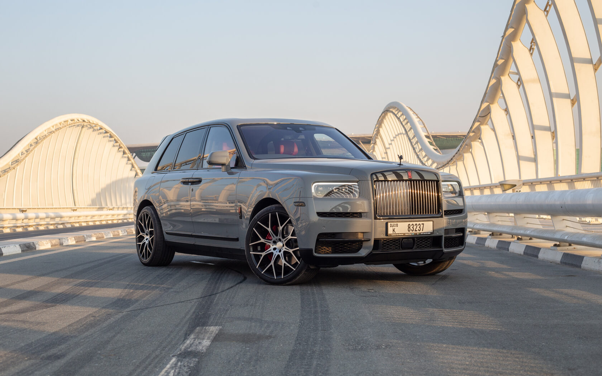 Rolls Royce Cullinan ночью