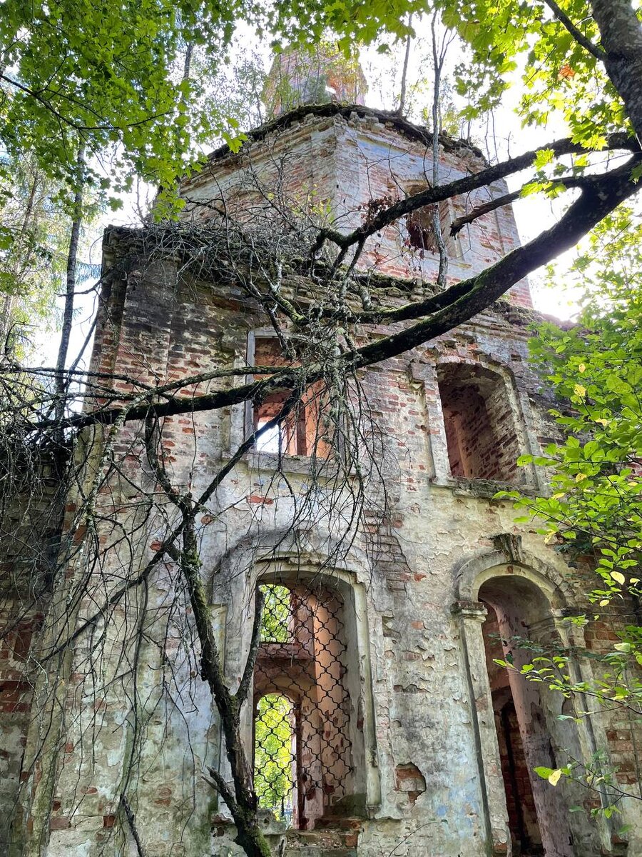 Главный вход в церковь 