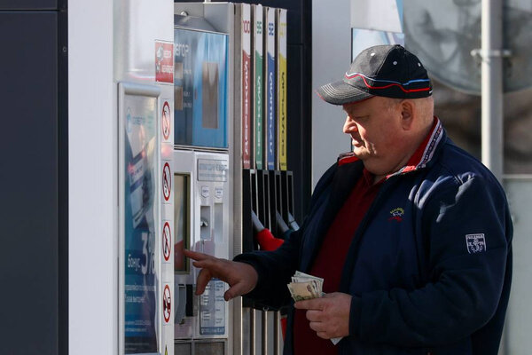 Цены на бензин продолжат плавное снижение в среднем по стране. Фото © ТАСС / Сергей Мальгавко