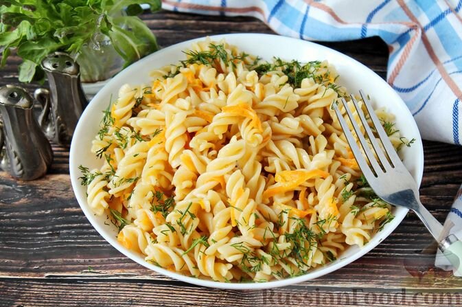 макароны, лук репчатый, морковь, масло растительное, соль, перец чёрный молотый