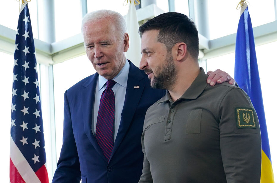 Япония.  Хиросима. Президент США Джо Байден и президент Украины Владимир  Зеленский (слева направо) на саммите лидеров стран «Большой семерки»  (G7). Фото: AP/ТАСС