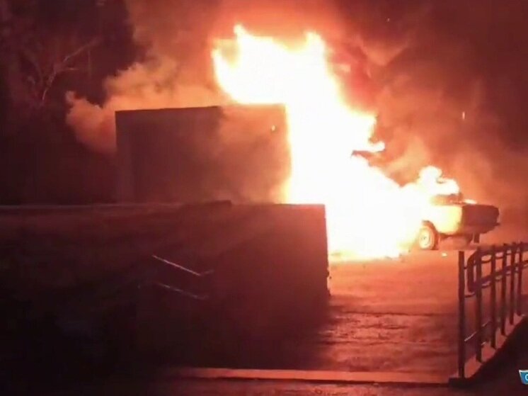     Автомобиль врезался в киоск и сгорел вместе с ним. Фото: пресс-служба ГИБДД Свердловской области.