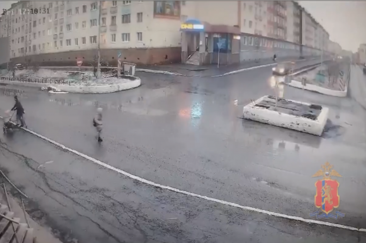    Девочка переходила дорогу по диагонали.