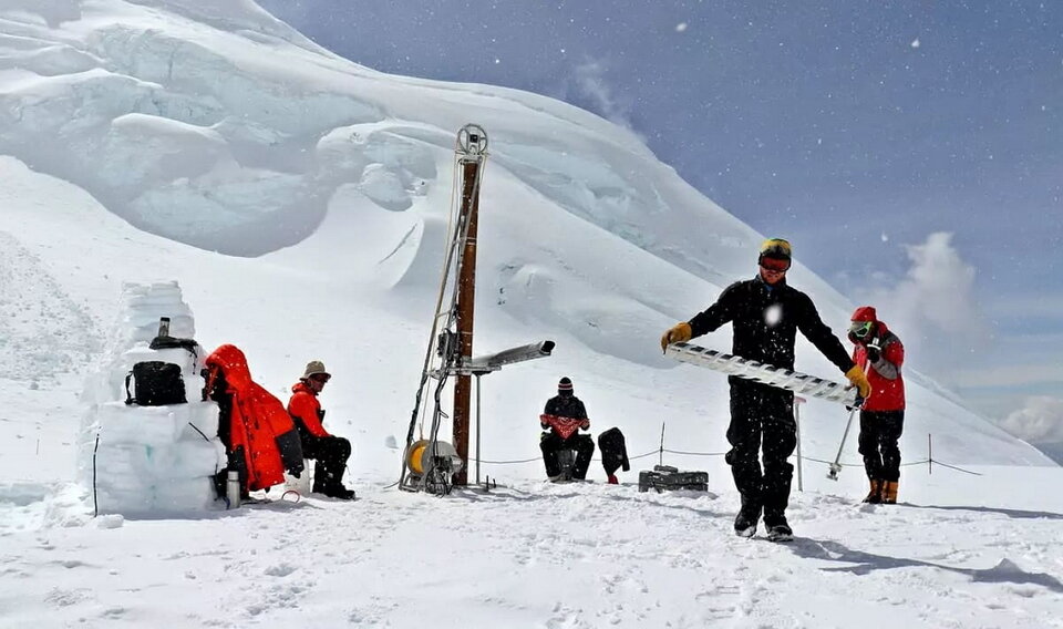 Ученые берут пробы льда, чтобы выяснить состояние ледового щита