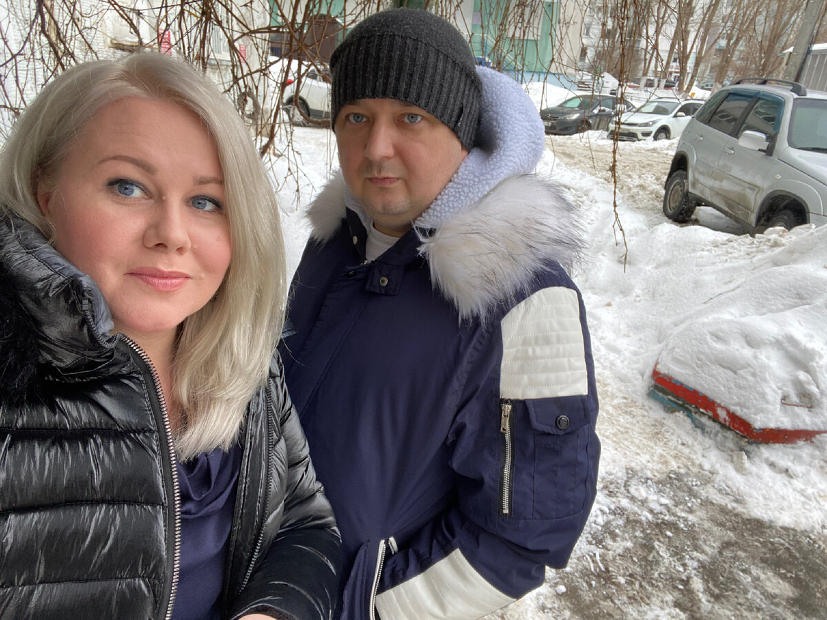 Конец февраля. Сделали селфи с мужем в мой день Рождения перед поездкой в ресторан. 