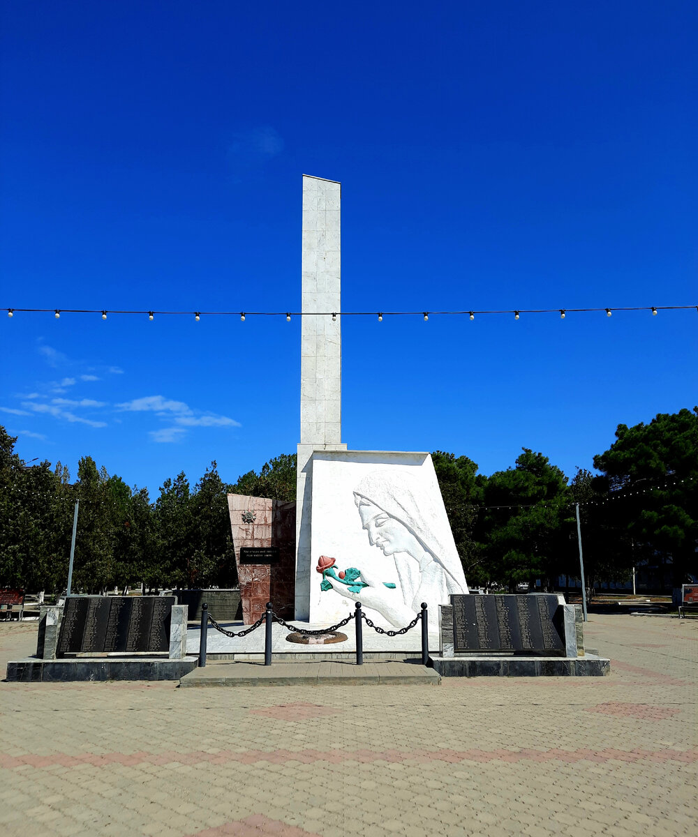 Обелиск-памятник "Скорбящей матери"