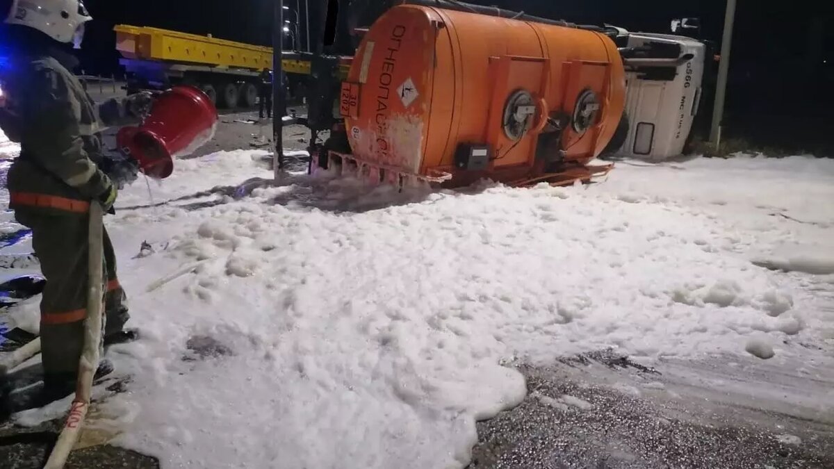     Дебесские пожарные предотвратили возгорание бензовоза в Удмуртии. Об этом сообщает пресс-служба Главного управления МЧС по республике. ДТП произошло накануне около 18.00 на 316 километре федеральной автотрассы в Дебесском районе.