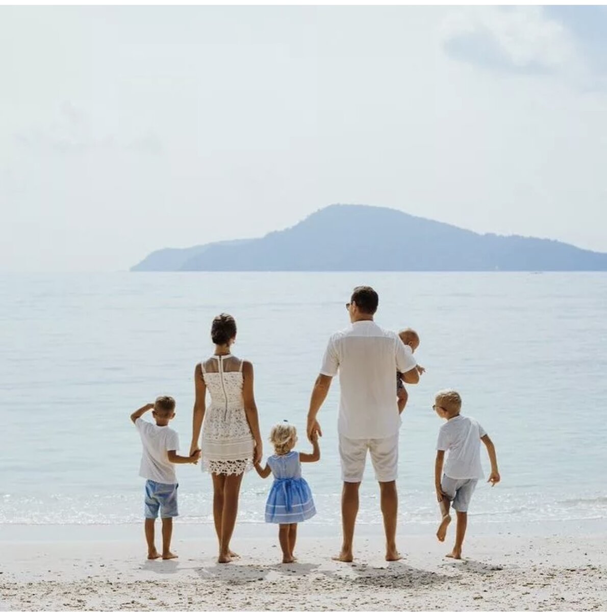 Идеальную 7. Путешествие с семьей. Семья с 4 детьми. Путешествие с семьей со спины. Путешествие на море с семьей.