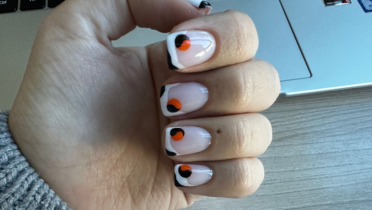     Ни для кого не секрет, что девушка всегда хочет быть красивой, и особое внимание она уделяет рукам. Поэтому корреспондент «Восток-Медиа» собрал самые трендовые цвета и дизайны для маникюра — чтобы каждая дама чувствовала себя уверенно в любой ситуации.