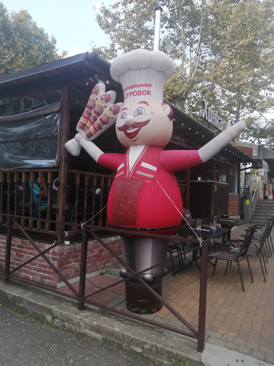 Надувной поваренок зазывает в хинкальную