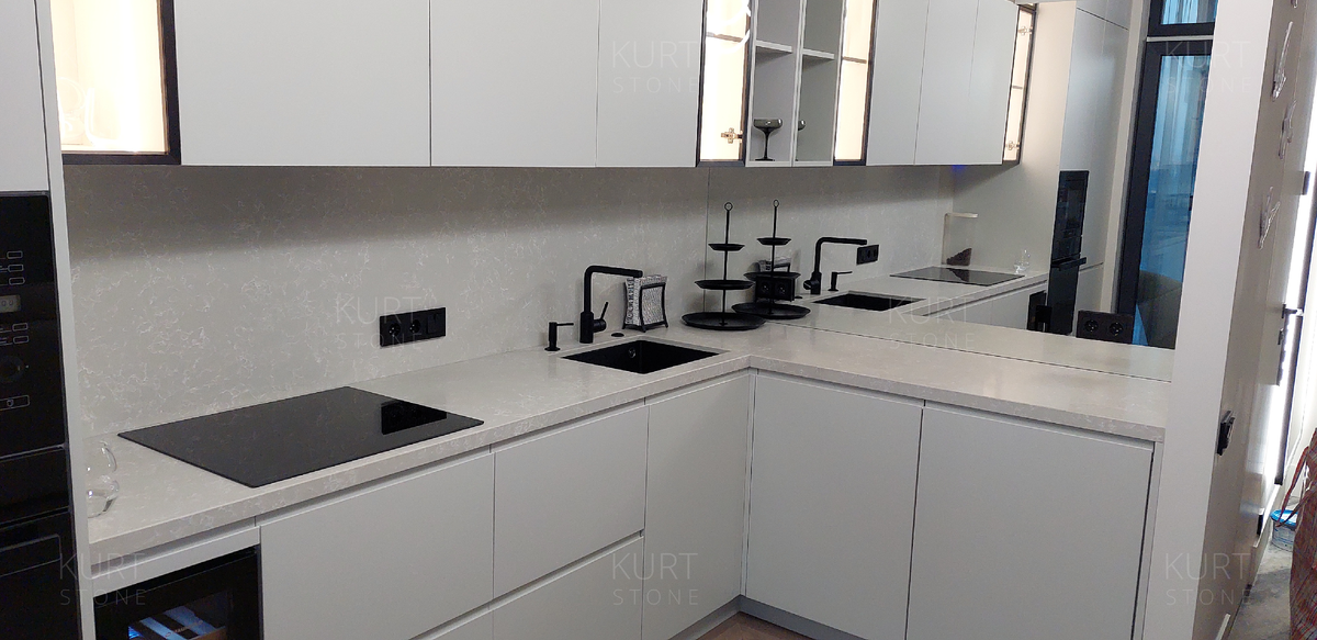 Г-образная столешница из кварцевого агломерата.